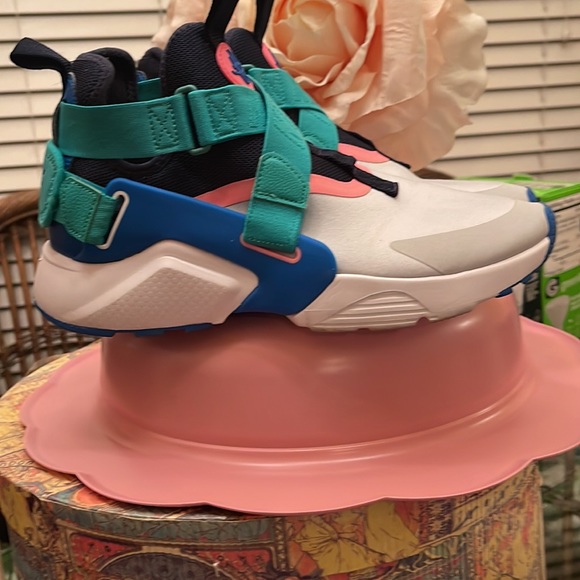 Authentic Nike huaraches, green, pink, blue, white gray color. Mint condition. - Picture 2 of 8